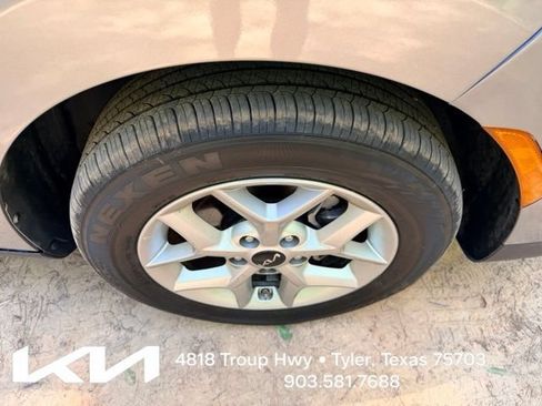 Certified 2025 Kia Soul LX w/ LX Technology Package FWD image 12