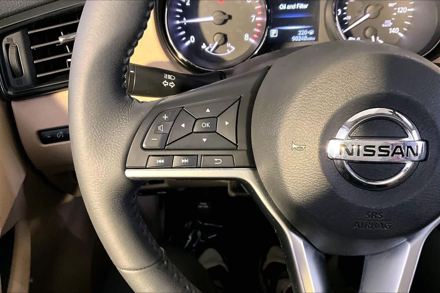 Used 2017 Nissan Rogue SV AWD/4WD image 24