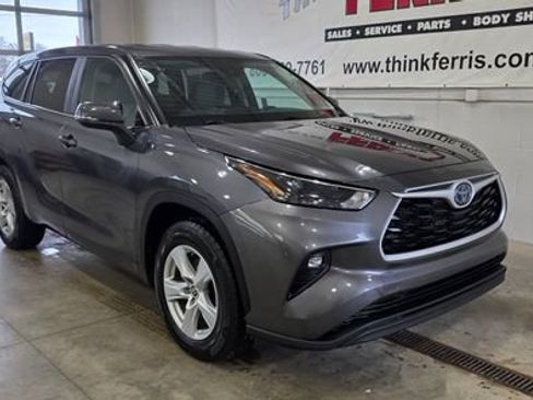 Used 2023 Toyota Highlander LE image 9
