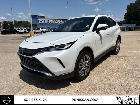 Used 2023 Toyota Venza XLE AWD/4WD image 12