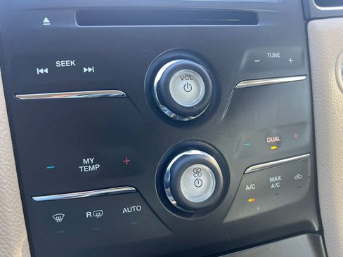 Used 2018 Ford Taurus SEL w/ Equipment Group 201A FWD image 16