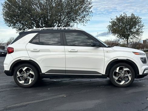 Used 2023 Hyundai Venue Limited image 3
