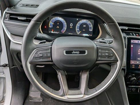 Used 2024 Jeep Grand Cherokee Limited image 16