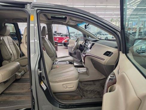 Used 2013 Toyota Sienna XLE FWD image 32