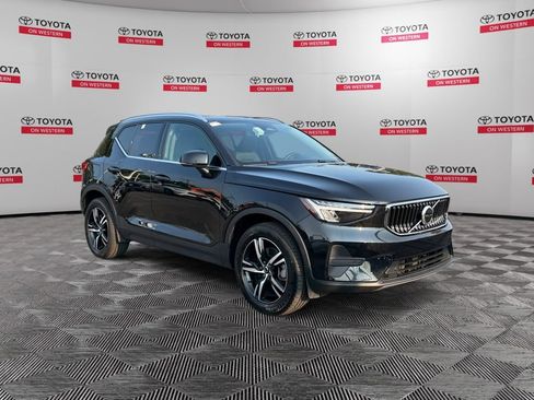 Used 2025 Volvo XC40 B5 Core AWD/4WD image 3