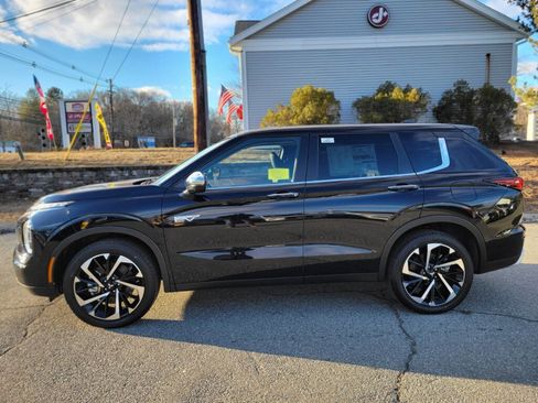 New 2025 Mitsubishi Outlander SE image 2