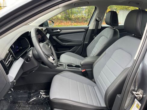 Used 2025 Volkswagen Jetta SE image 36