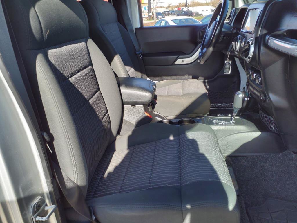 Used 2012 Jeep Wrangler Unlimited Rubicon w/ Max Tow Pkg AWD/4WD image 20