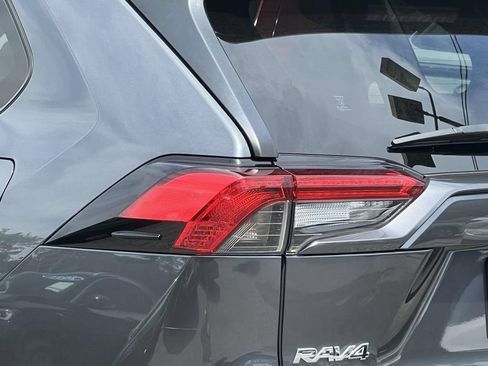 Used 2020 Toyota RAV4 XLE Premium FWD image 10