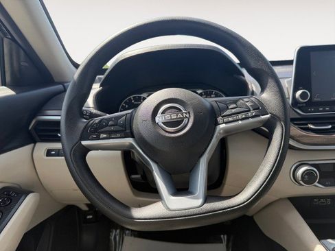 Used 2025 Nissan Altima 2.5 SV FWD image 8