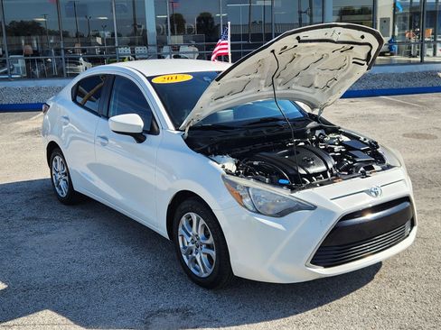 Used 2017 Toyota Yaris iA image 18