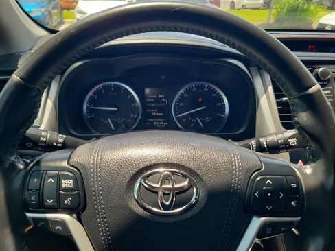 Used 2018 Toyota Highlander Limited FWD image 21