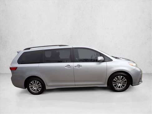 Used 2018 Toyota Sienna XLE image 5