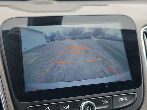 Used 2017 Chevrolet Malibu LT w/ Leather Package image 3