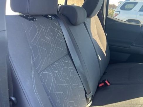 Used 2018 Toyota Tacoma TRD Sport w/ Technology Package image 9