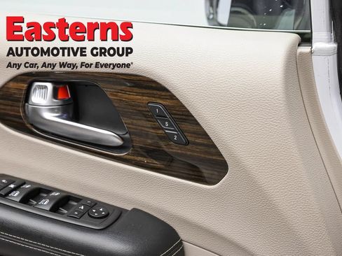 Used 2023 Chrysler Pacifica Limited FWD image 21