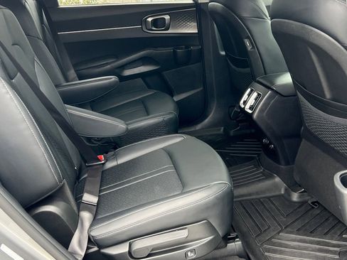 Used 2023 Kia Sorento EX image 13