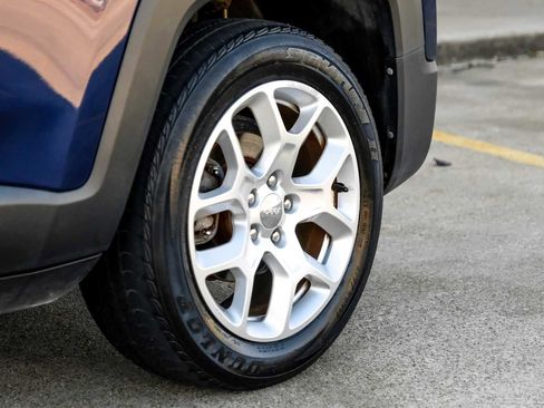 Used 2017 Jeep Renegade Latitude w/ Cold Weather Group image 52