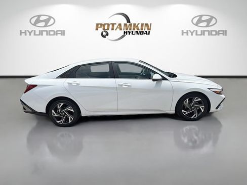 Used 2024 Hyundai Elantra SEL w/ Convenience Package FWD image 4
