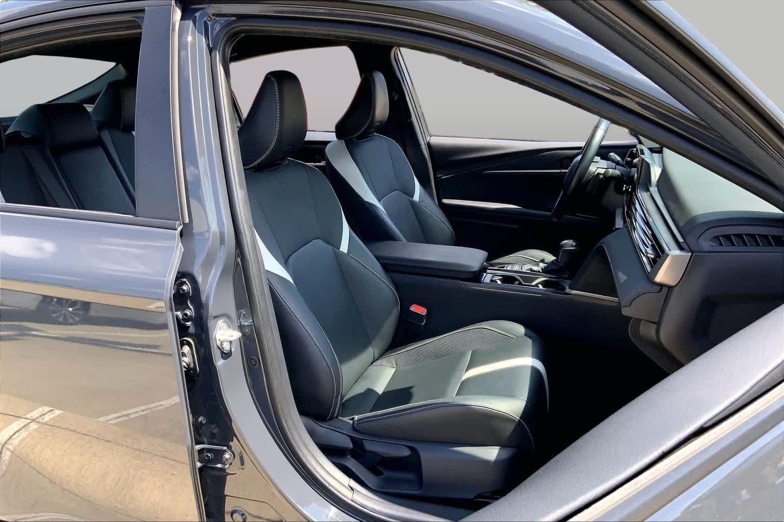 Used 2025 Toyota Camry SE FWD image 9