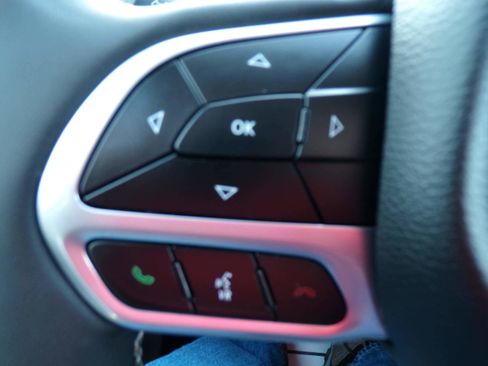 Used 2023 Chrysler Pacifica Touring-L image 17