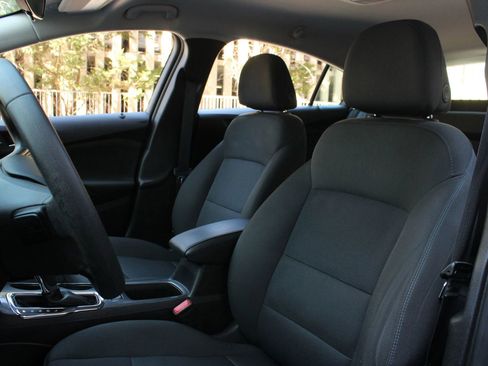 Used 2018 Chevrolet Cruze LT w/ Convenience Package image 19