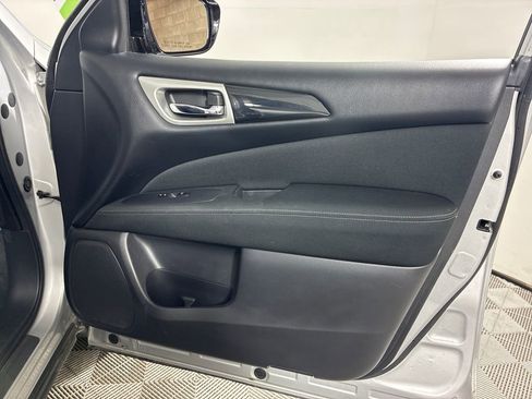 Used 2017 Nissan Pathfinder SV AWD/4WD image 34