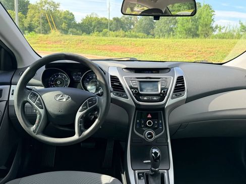 Used 2015 Hyundai Elantra SE w/ Option Group 02 FWD image 12