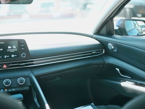 Used 2025 Hyundai Elantra SE image 10