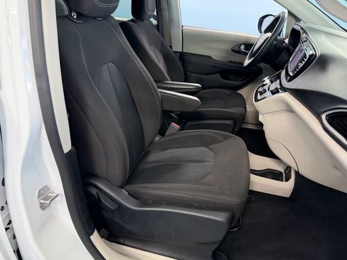 Used 2023 Chrysler Voyager LX FWD image 15