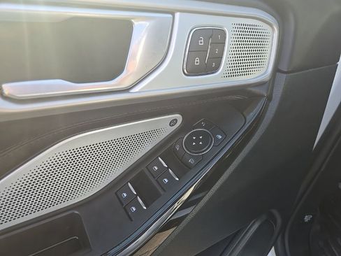 Used 2023 Ford Explorer Platinum w/ Technology Package image 10