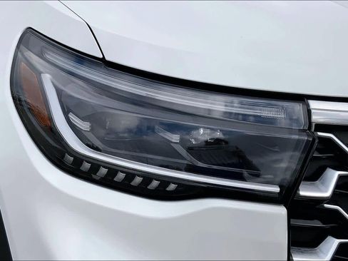 Certified 2025 Ford Explorer Platinum image 27