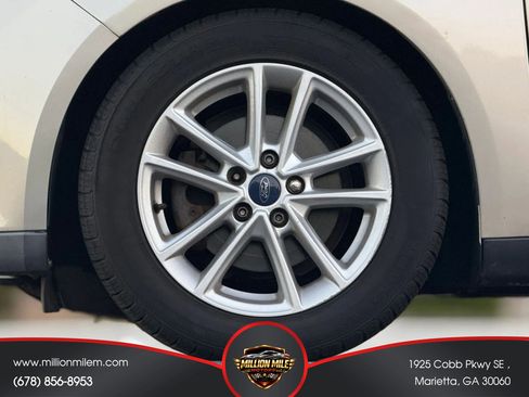 Used 2017 Ford Focus SE w/ Cold Weather Package FWD image 27