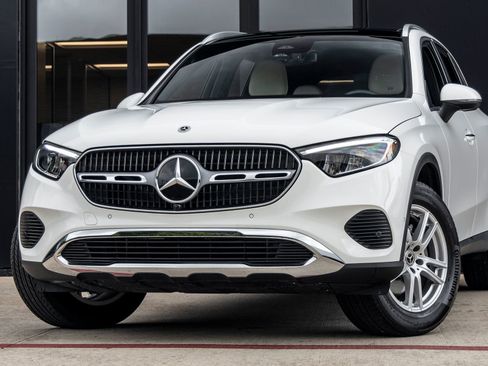 Used 2025 Mercedes-Benz GLC 300 image 3