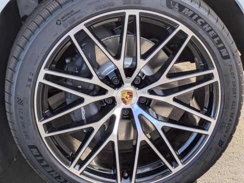 Certified 2026 Porsche Macan AWD/4WD image 12