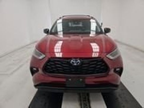 Used 2024 Toyota Highlander XLE image 2