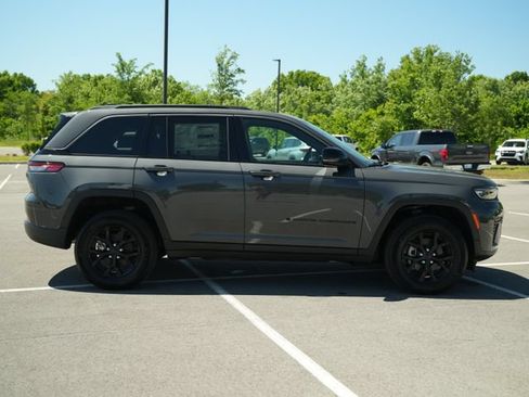 New 2026 Jeep Grand Cherokee Altitude AWD/4WD image 8