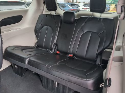 Used 2024 Chrysler Pacifica Touring-L image 25