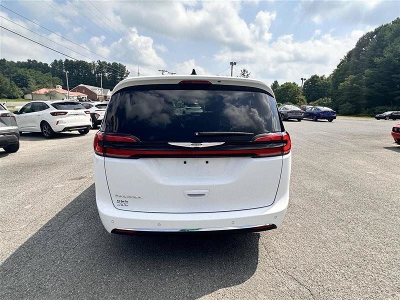 Used 2024 Chrysler Pacifica Touring-L FWD image 7
