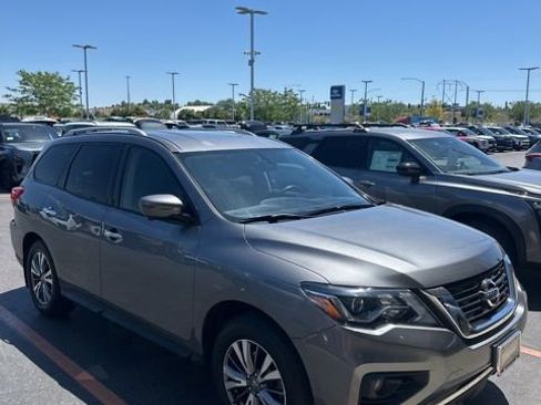 Used 2019 Nissan Pathfinder SL AWD/4WD image 6