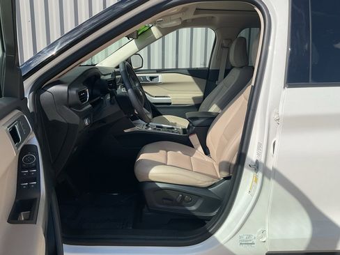 Used 2022 Ford Explorer XLT w/ Equipment Group 202A image 9