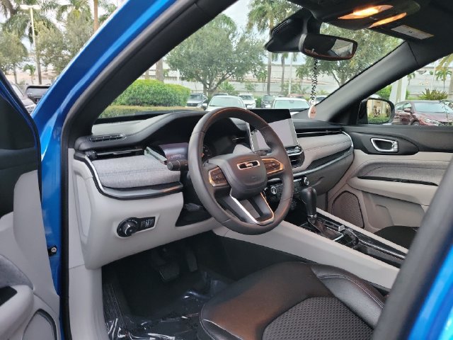 Used 2024 Jeep Compass Latitude AWD/4WD image 11