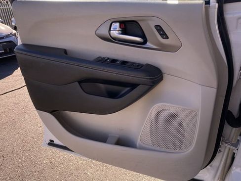 Used 2023 Chrysler Pacifica Touring-L image 28