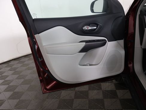 Used 2021 Jeep Cherokee Latitude Lux w/ Mopar Interior Package image 19