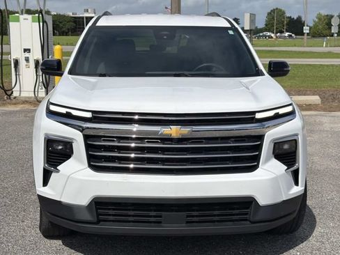 Used 2025 Chevrolet Traverse LT FWD image 2