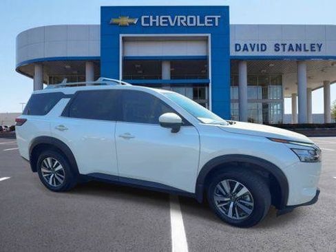 Used 2024 Nissan Pathfinder SL FWD image 2
