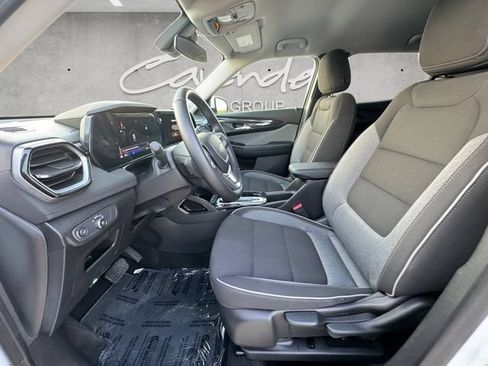 Used 2025 Chevrolet TrailBlazer LT w/ LT Cold Weather Package FWD image 19