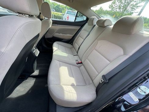 Used 2017 Hyundai Elantra SE image 17