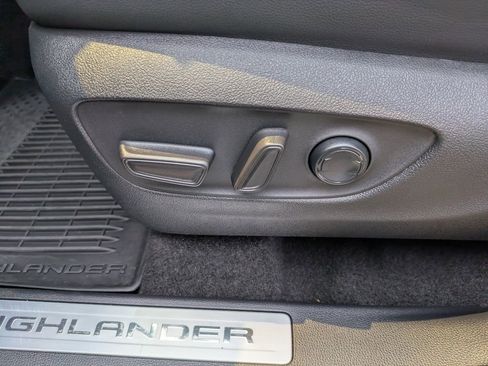 Used 2024 Toyota Highlander Limited AWD/4WD image 22