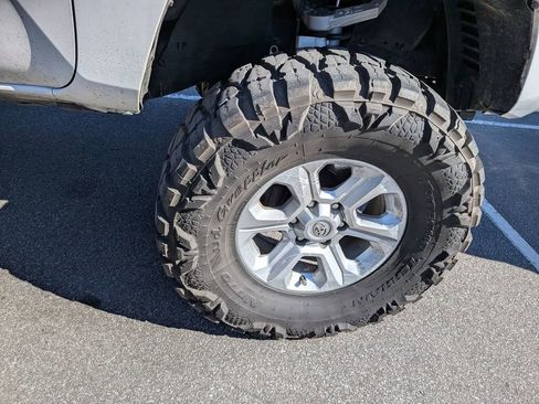 Used 2017 Toyota Tacoma SR w/ Tow Package AWD/4WD image 12